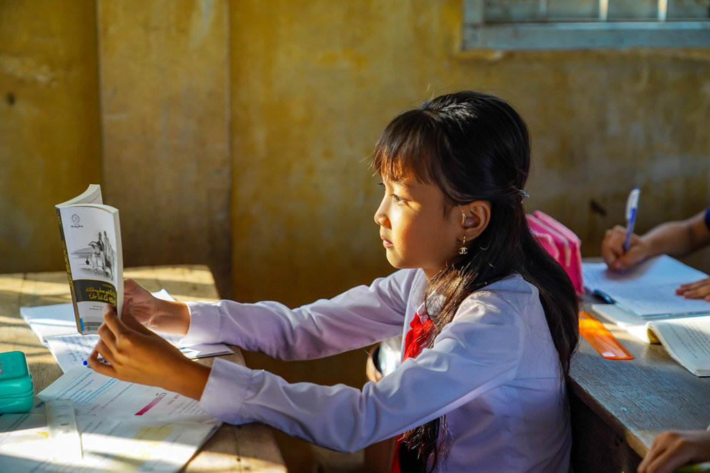 Học sinh Trường tiểu học Thường Phước 2 tại Cụm dân cư Nam Hang, H.Hồng Ngự, tỉnh Đồng Tháp chăm chú đọc sách để tiếp thu kiến thức