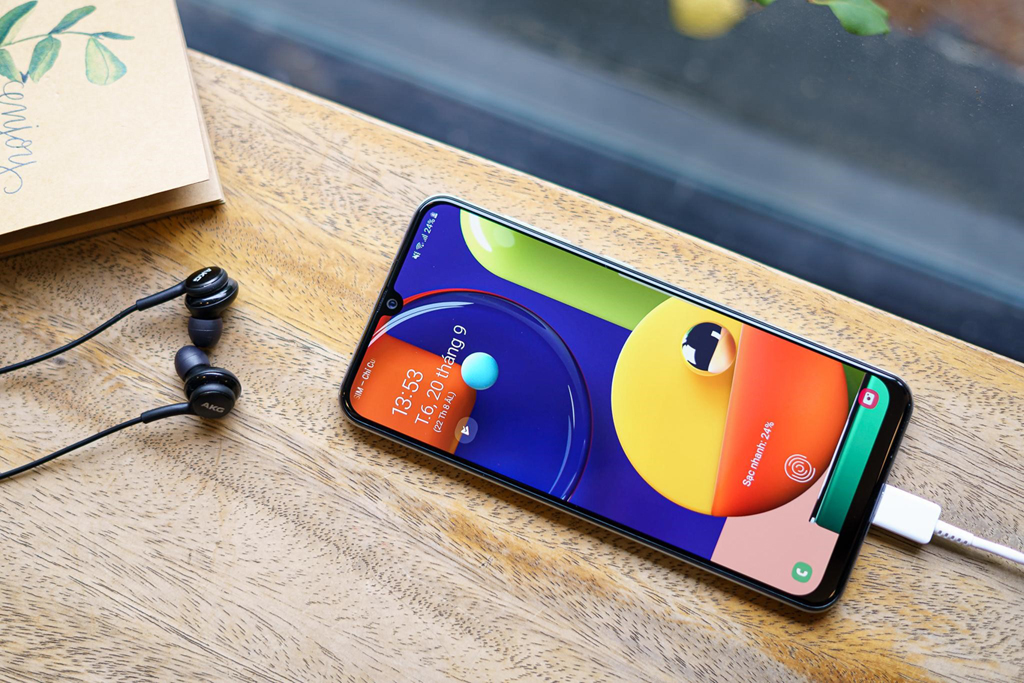 10 phút sạc cho 10 tiếng nghe nhạc phê pha, điều chỉ xuất hiện ở smartphone có sạc nhanh như Galaxy A50s mà thôi