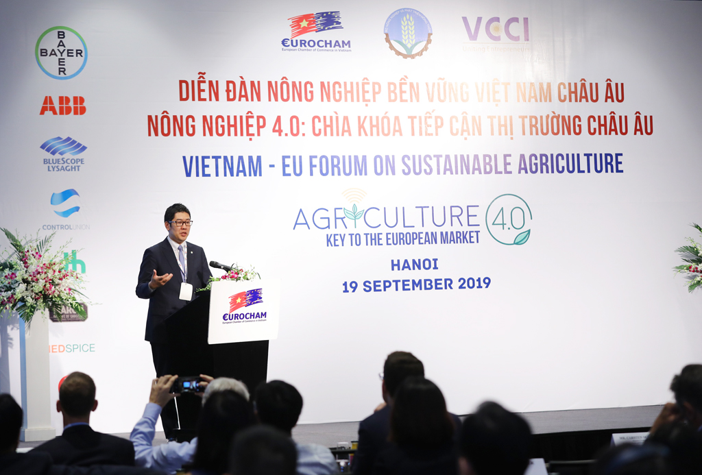 Ông Kohei Sakata, Giám đốc Chiến lược Kỹ thuật số Khu vực châu Á Thái Bình Dương, nhánh Khoa học Cây trồng Tập đoàn Bayer trình bày về chủ đề vì sao Nông nghiệp Kỹ thuật số đóng vai trò quan trọng để phát triển nông nghiệp bền vững