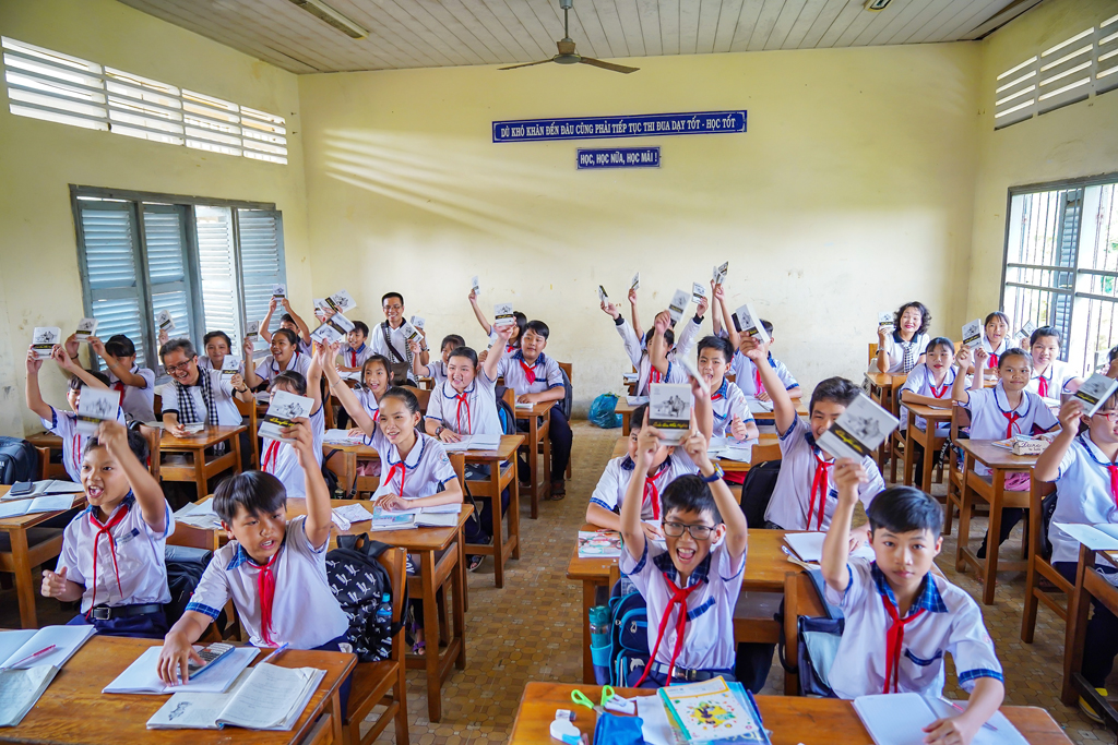 Học sinh Trường THCS-THPT Trần Ngọc Hoằng vui mừng khi nhận sách do “Hành trình Từ Trái Tim” tặng
