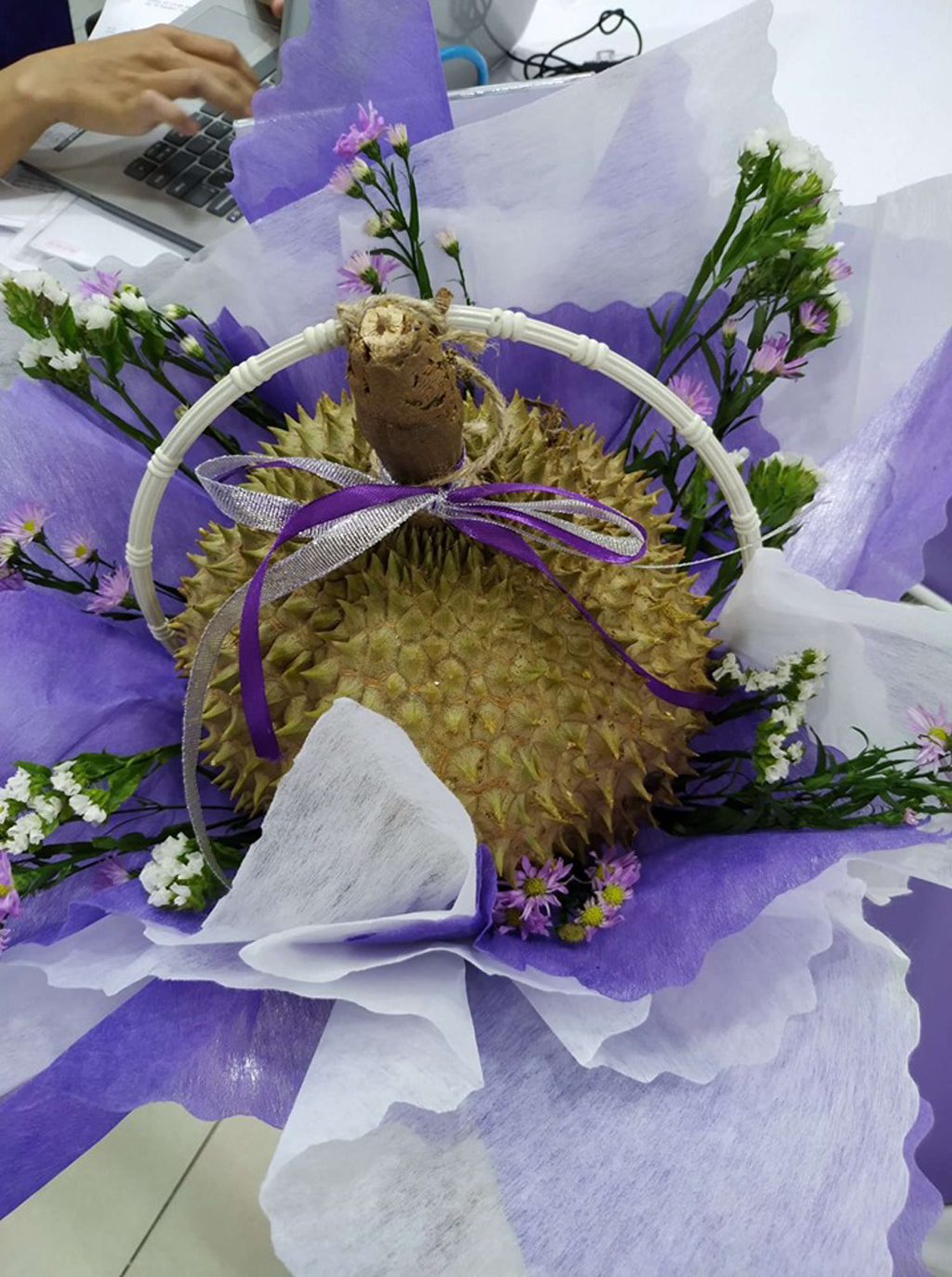 Hoa sầu riêng vừa là một món quà độc đáo và thực tế 