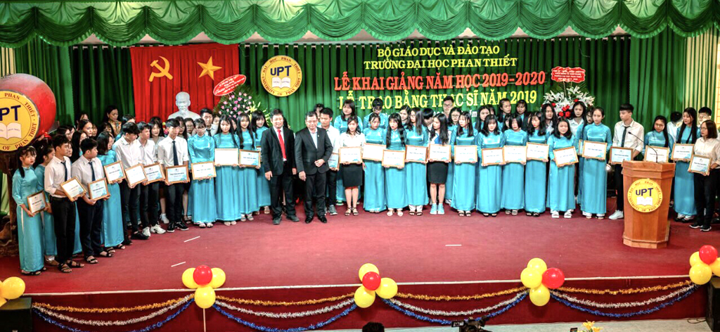 Đại diện Tập đoàn Novaland và Trường đại học Phan Thiết trao tặng học bổng đến các em sinh viên