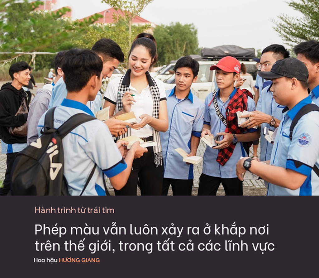 Hoa hậu Hương Giang tặng sách cho các bạn trẻ.