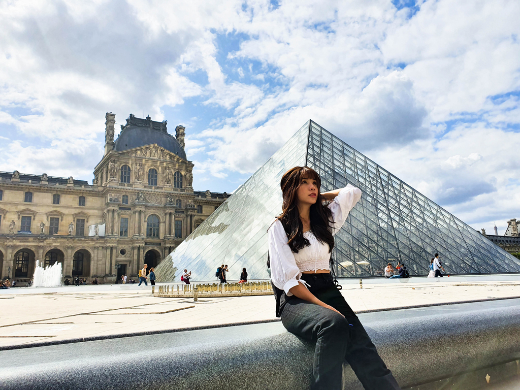 Khi Ngọc Vy “múa bút” để chụp ảnh trước bảo tàng Louvre (Pháp), người đi đường đều liếc nhìn ảnh chụp trên máy rồi khen “nice” (đẹp lắm) làm cô nàng cảm thấy rất thú vị