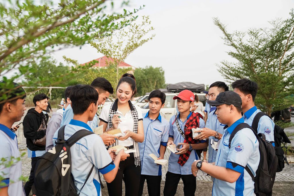 Hoa hậu Hương Giang ký tặng sách quý cho các sinh viên Trường CĐ Việt Hàn Cà Mau