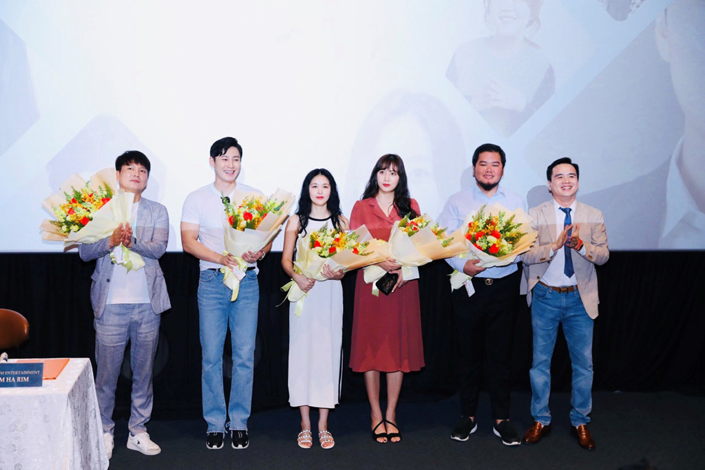 Ông Hán Hữu Hải cùng CEO Midam Entertainment và các diễn viên đến từ Hàn Quốc