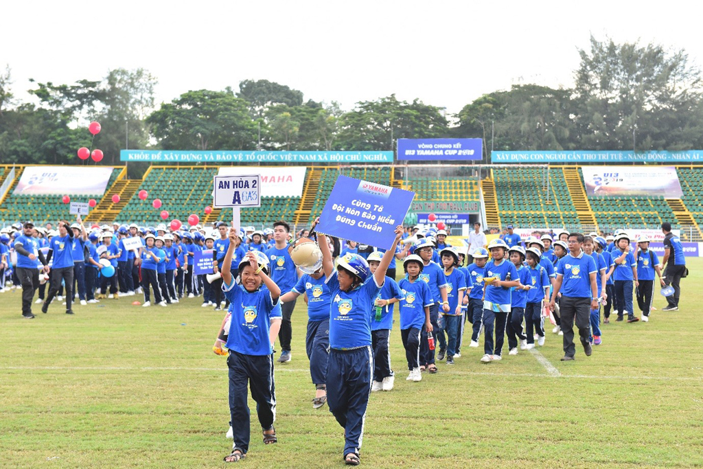 Hàng trăm học sinh tham gia diễu hành, tuyên truyền ý thức tham gia giao thông và cổ vũ các đội bóng tại vòng chung kết U13 Yamaha Cup 2019 