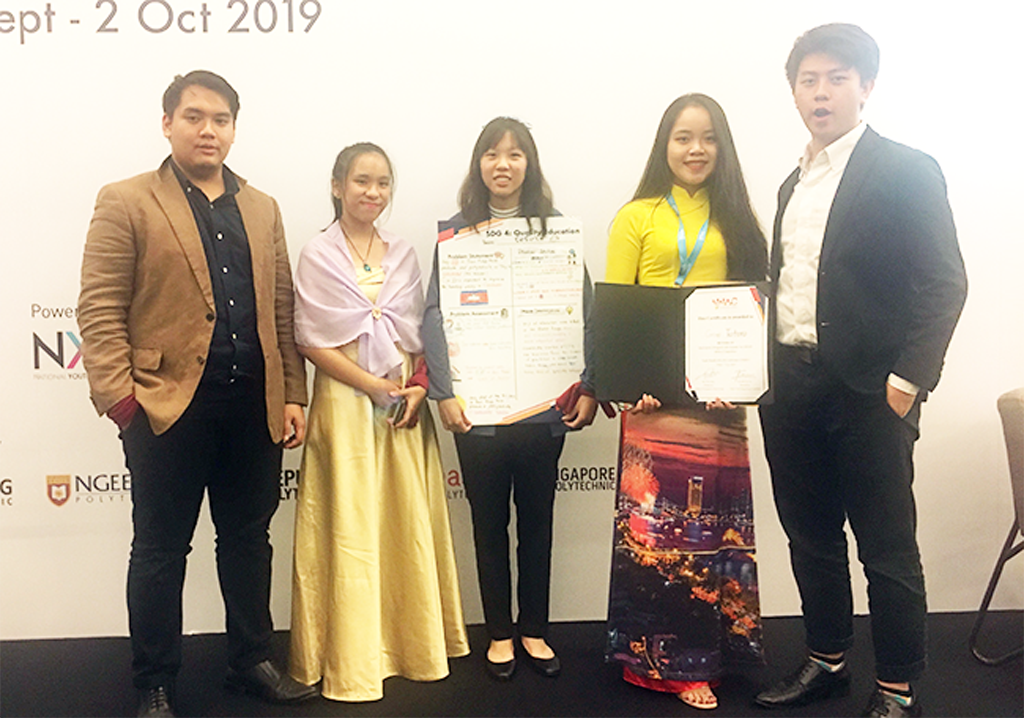 Lê Trâm (thứ 2 từ phải sang) cùng nhóm thi nhận giải Á quân tại YMAC 2019