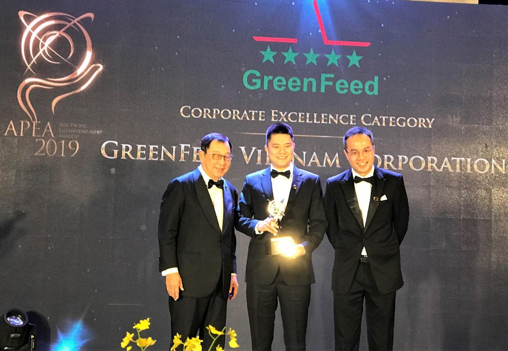 Ông Lý Anh Duy Quang (giữa), Thành viên HĐQT Tập đoàn GreenFeed nhận giải thưởng Doanh nhân châu Á - Thái Bình Dương