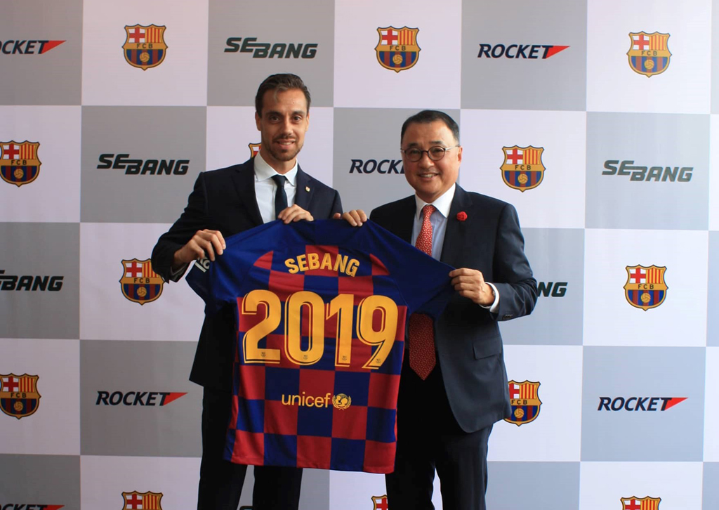 Ông Sang-Woong Lee, Chairman of SEBANG Group chụp hình cùng Ông Toni Claveria, Head of Asia Pacific HeadQuarter of FC Barcelona 
