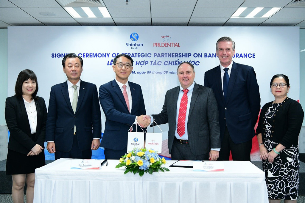 Ông Shin Dong Min - Tổng giám đốc của Ngân hàng Shinhan tại Việt Nam và ông Clive Baker -Tổng giám đốc Prudential Việt Nam ký kết thỏa thuận Hợp tác chiến lược