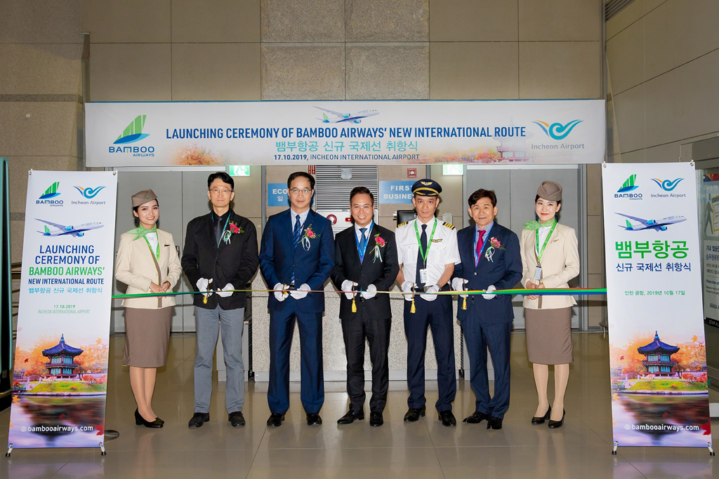 Đại diện Hãng hàng không Bamboo Airways và Tổng đại lý của hãng tại Hàn Quốc cắt băng chào mừng chuyến bay thẳng kết nối Seoul và Đà Nẵng
