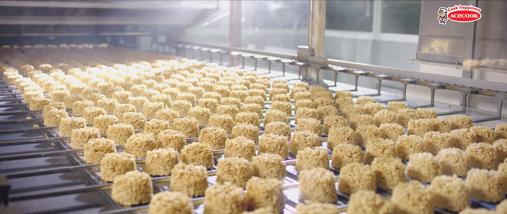 Dây chuyền sản xuất mì ăn liền hiện đại tại Acecook giúp tối ưu chi phí sản xuất