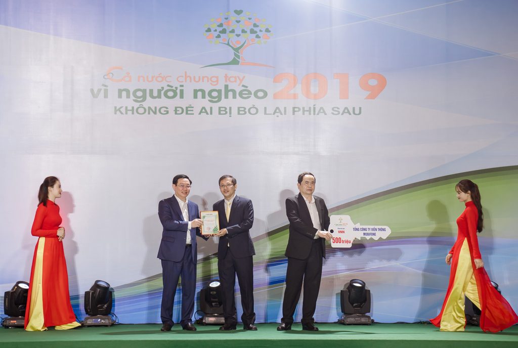 Phó thủ tướng Vương Đình Huệ trao lời cảm ơn của chương trình cho đại diện MobiFone 