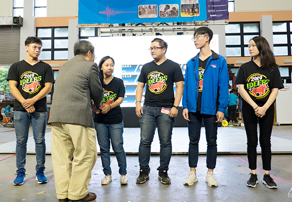 Đại diện sinh viên Duy Tân (thứ 3 từ phải sang) nhận giải Khuyến khích