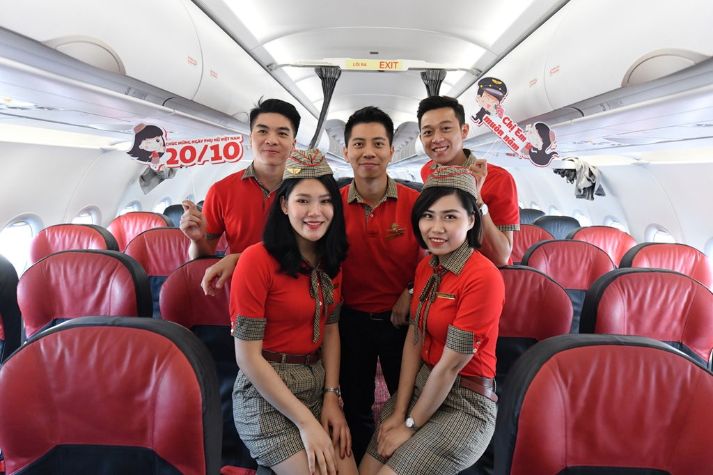  Tiếp viên trẻ trung, xinh đẹp của Vietjet chào đón hành khách một cách đặc biệt trên các chuyến bay nhân Ngày Phụ nữ Việt Nam 20.10
