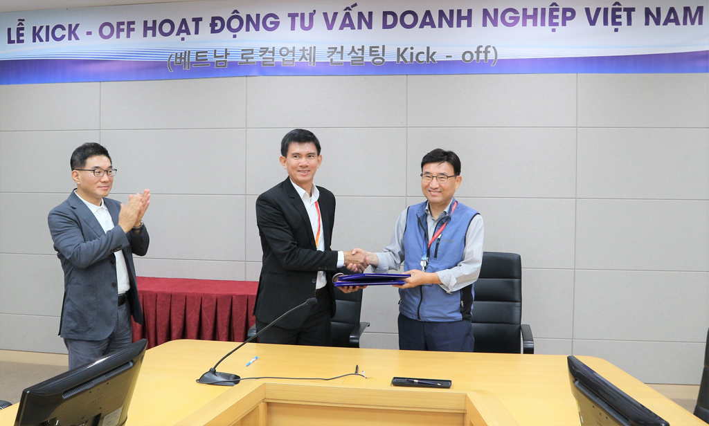 Ông Phạm Quốc Thắng - Phó TGĐ Công ty CP Tôn Đông Á ký kết biên bản thỏa thuận với Samsung Việt Nam