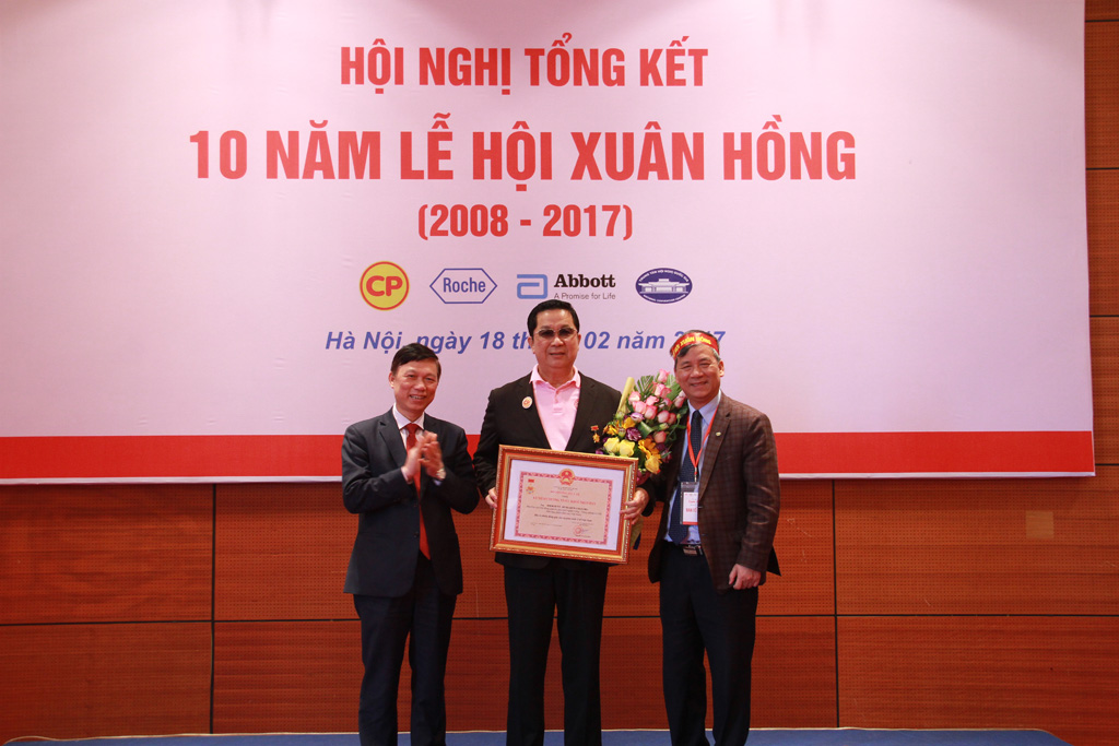 Ông Sooksunt Jiumjaiswanglerg - TGĐ CPV (2005-2014) nhận bằng khen vì sức khỏe nhân dân do Bộ trưởng Bộ Y tế trao tặng 