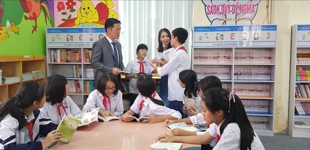 Học sinh Bắc Giang đọc sách và giao lưu cùng đại diện Ban giám đốc Shinhan Finance