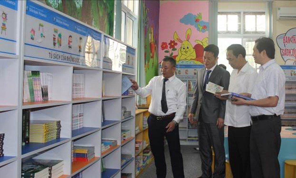 Lãnh đạo Sở Văn hóa, Thể thao và Du lịch Bắc Giang, Giám đốc Thư viện và Ông Sang Reol Shin trao đổi về các hạng mục Sách thiếu nhi tại Thư viện Bắc Giang