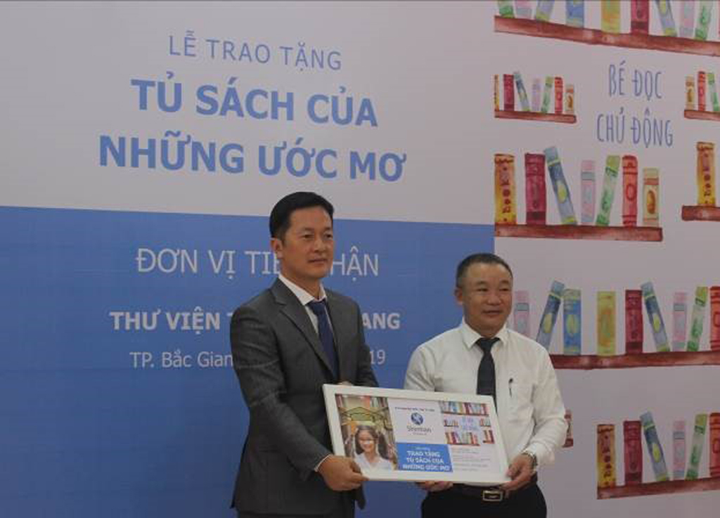 Ông Nguyễn Đắc Hồng - Giám đốc Thư viện Bắc Giang tiếp nhận Sách từ Shinhan Finance