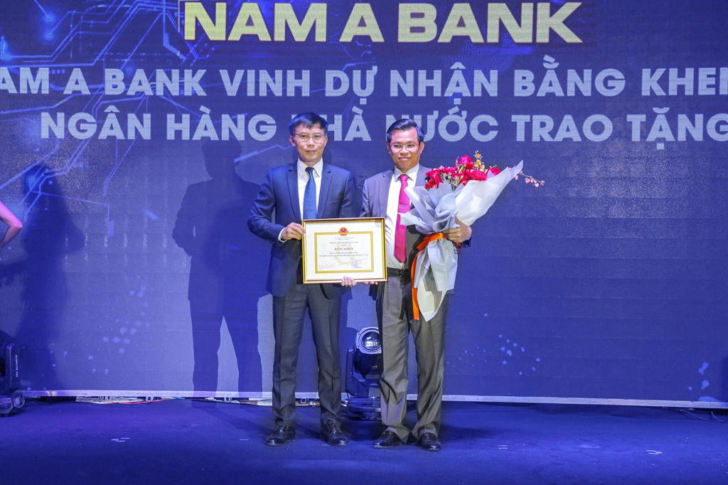 Nam A Bank nhận Bằng khen vì đã có thành tích xuất sắc góp phần hoàn thành nhiệm vụ ngân hàng năm 2017-2018 của Thống đốc NHNN Việt Nam trao tặng