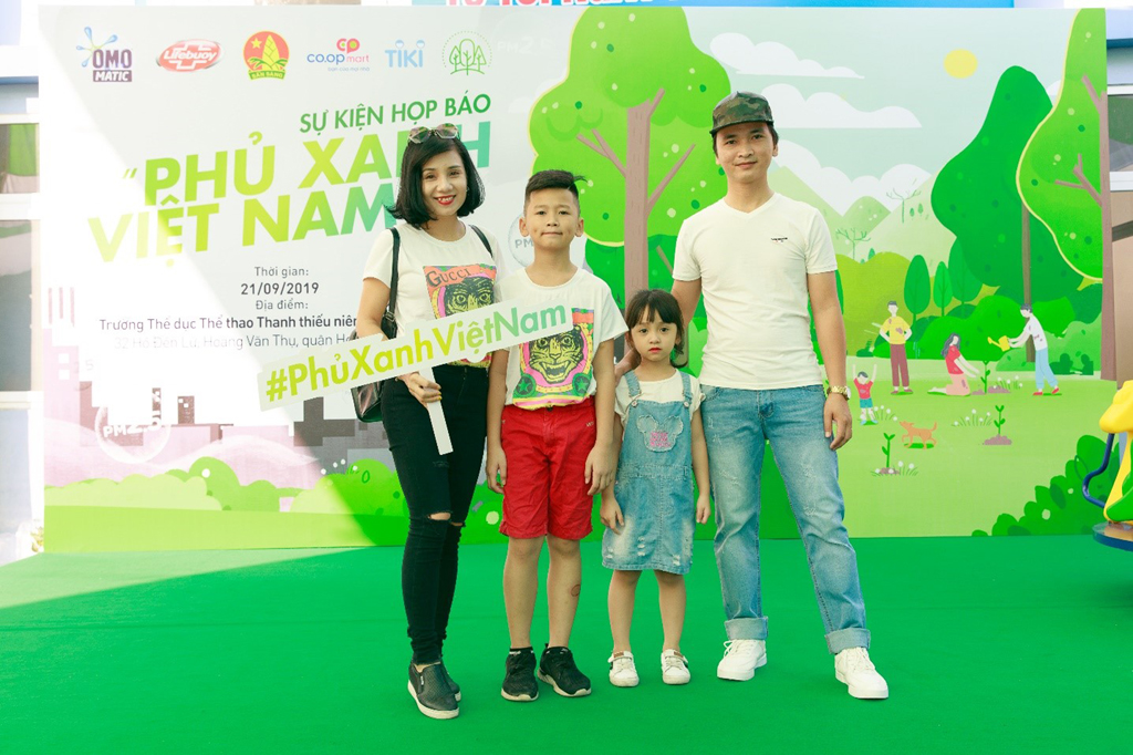 Nhiều gia đình hưởng ứng Phủ Xanh Việt Nam với ước mong trao lại cho trẻ con niềm vui trải nghiệm trong không gian xanh - sạch - đẹp