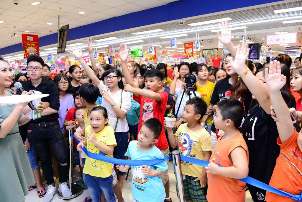 Khách hàng mua sắm tại siêu thị Co.opmart hưởng ứng nhiệt tình xuyên suốt chiến dịch và là những người đóng góp phần lớn vào quỹ Phủ Xanh Việt Nam