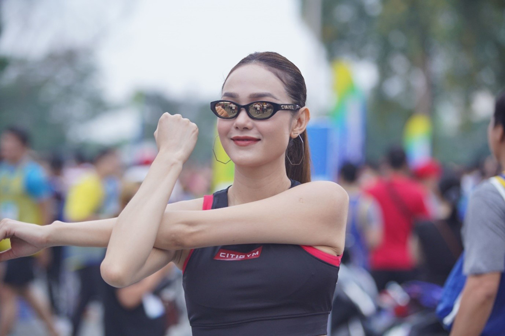 Minh Hằng nhào lộn trong chương trình Revive Marathon xuyên Việt tại TP.HCM