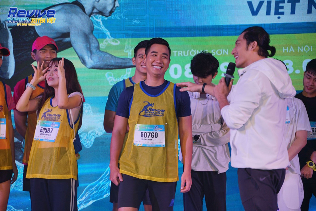 Lip B, Tuấn Tú, Uni5, Han Sara 1 cùng tham gia trải nghiệm Revive Marathon xuyên Việt