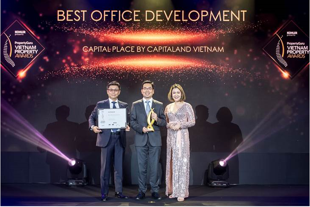 Đại diện CapitaLand nhận giải thưởng Dự án văn phòng tốt bậc nhất cho dự án Capital Place tại Hà Nội