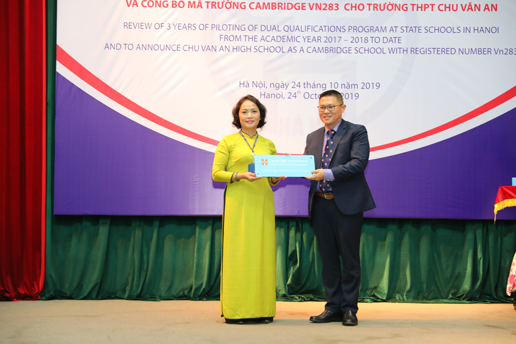 Ông Melvyn Lim Cambridge International Vietnam, Myanmar, Cambodia and Laos trao tặng Hiệu trưởng Trường THPT Chu Văn An - bà Lê Mai Anh bảng chứng nhận Trường Cambridge
