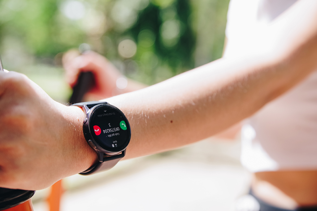 Galaxy Watch Active2 tích hợp sẵn loa ngoài giúp bạn không bỏ lỡ bất cứ cuộc gọi quan trọng nào