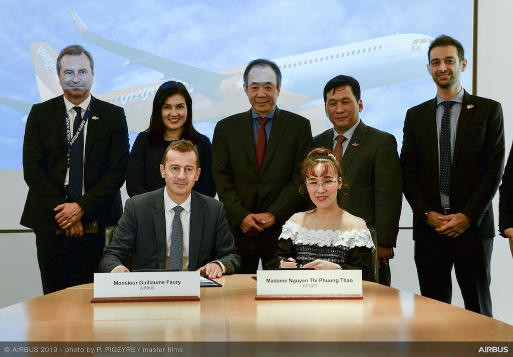 Tổng Giám đốc Vietjet Nguyễn Thị Phương Thảo (phải) và ông Guillaume Faury, Chủ tịch - Tổng giám đốc của Tập đoàn Airbus cùng ký kết hợp đồng mua 20 tàu bay A321XLR với sự chứng kiến của lãnh đạo cấp cao hai bên