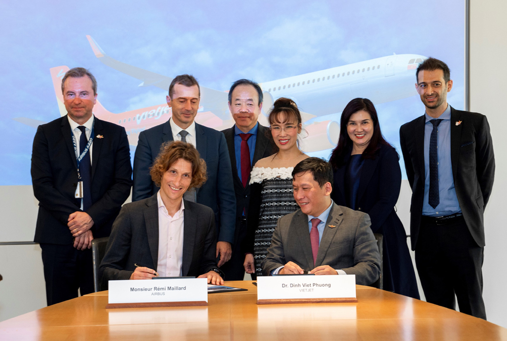 Phó tổng giám đốc Vietjet Đinh Việt Phương (phải) ký kết thỏa thuận đầu tư thêm 2 buồng lái mô phỏng với đại diện Airbus 