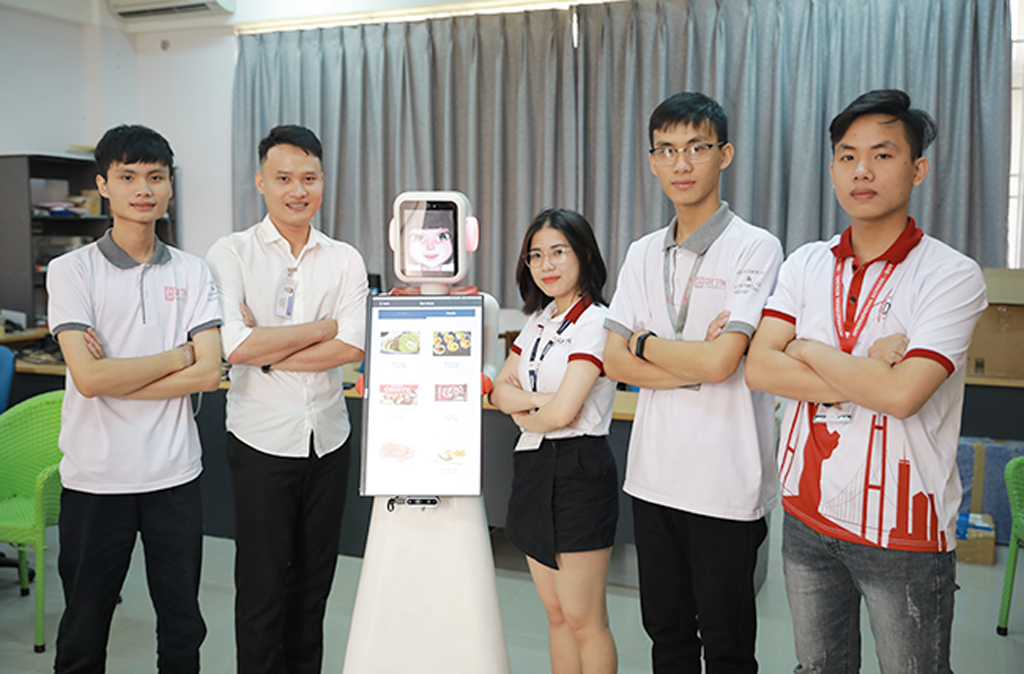 Nhóm nghiên cứu AI của ĐH Duy Tân cùng sản phẩm Robot phục vụ thông minh