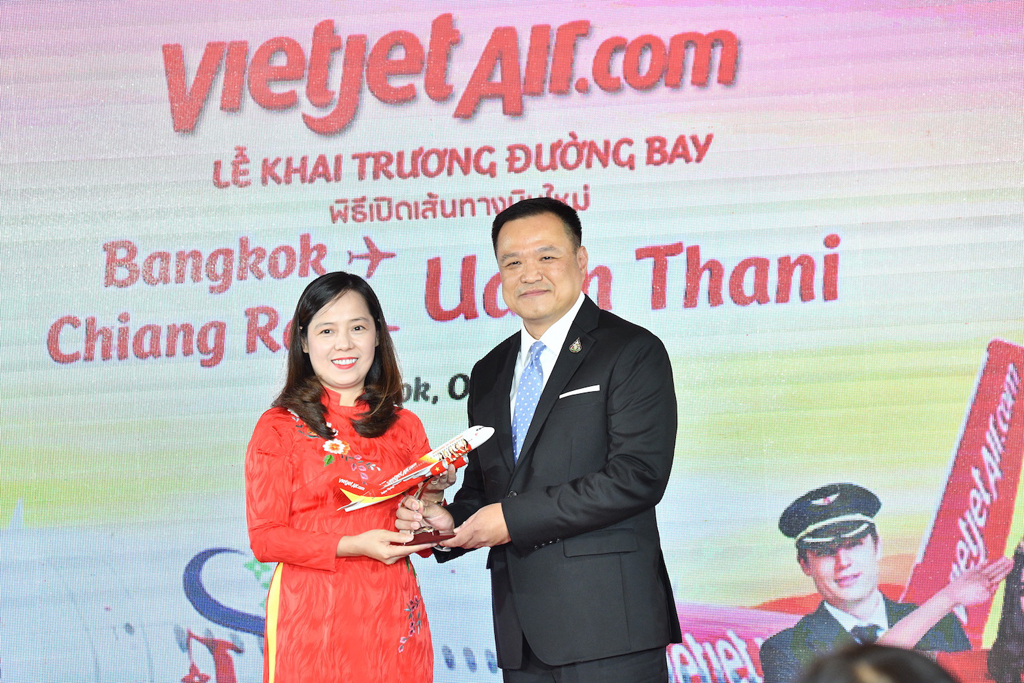 Bà Nguyễn Thị Thúy Bình, Chủ tịch HĐQT Vietjet Thái Lan tặng quà lưu niệm cho Phó thủ tướng Thái Lan Anutin Charnvirakul tại buổi lễ 
