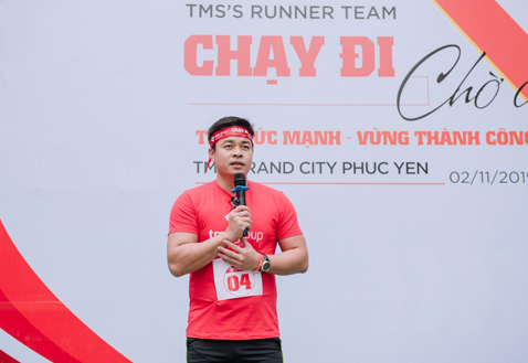 Ông Nguyễn Việt Phương - Tổng giám đốc TMS Group phát biểu cổ vũ tinh thần CBNV tham gia giải chạy 