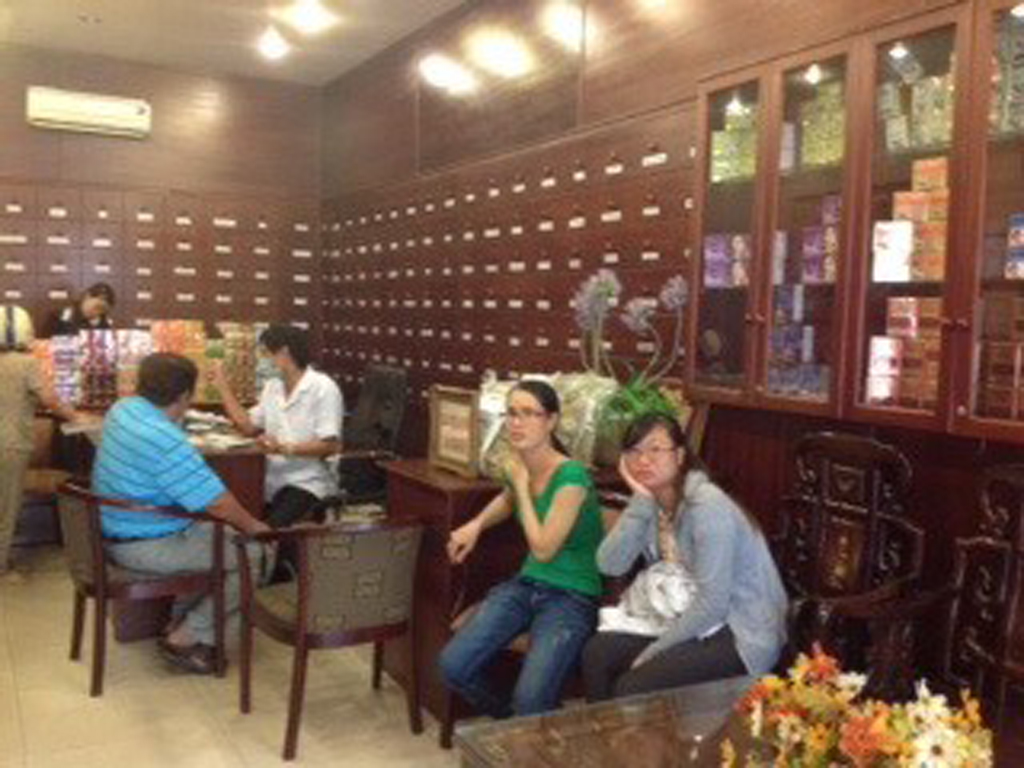Các lương y Bảo Thanh Đường - 210 Lê Lai, Q.1, TP.HCM và 102 Trần Hưng Đạo, Hà Nội đang tận tình khám bệnh cho những bệnh nhân mạn tính