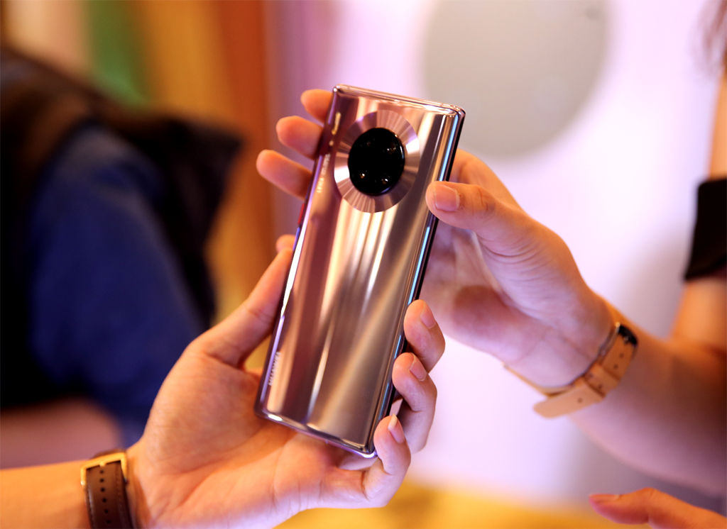 Mate 30 Pro được thiết kế với cụm 4 camera trong vòng tròn, viền kim loại bao quanh, tạo ấn tượng, sang trọng