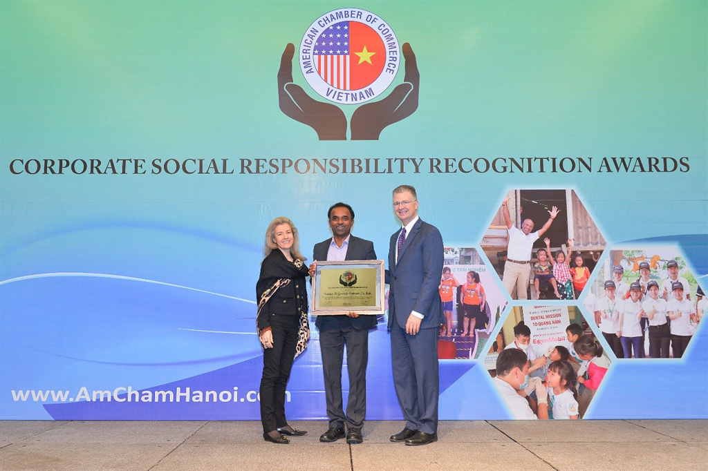 Đại sứ Hoa Kỳ tại Việt Nam, ngài Daniel J. Kritenbrink, trao giải thưởng CSR cho Công ty P&G Việt Nam
