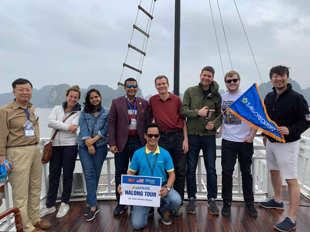 Lữ hành Saigontourist_Hướng dẫn viên đưa đoàn phóng viên, nhà báo quốc tế tham quan vịnh Hạ Long sau khi tác nghiệp tại Hội nghị Thượng đỉnh Mỹ - Triều Tiên