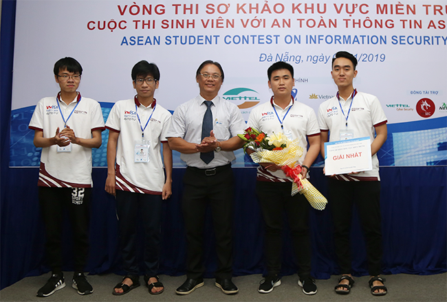 Ban Tổ chức trao giải nhất cho đội tuyển ISITDTU của ĐH Duy Tân