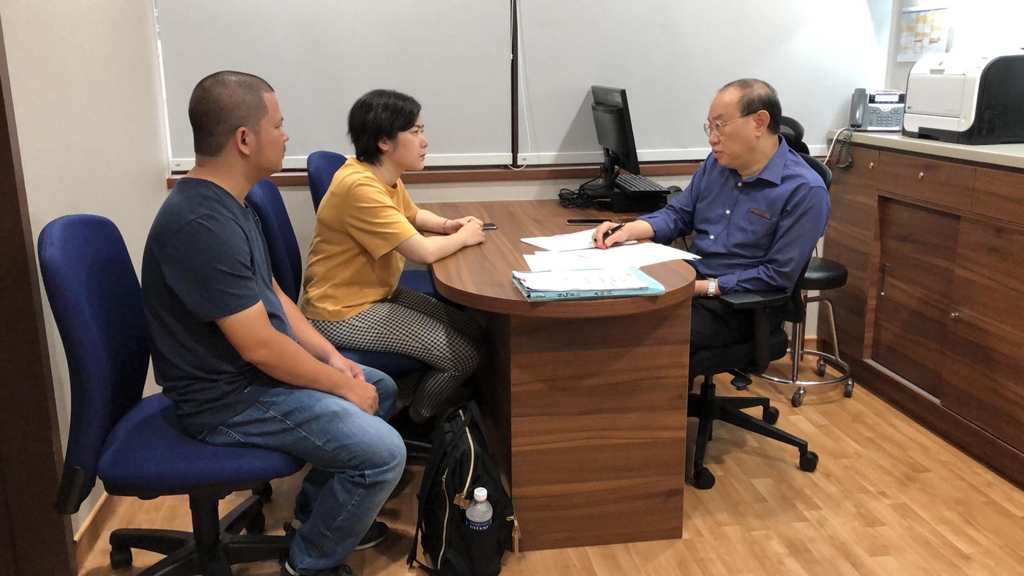 Bác sĩ Patrick Tan tư vấn về tình trạng bệnh của chị Ngọc Anh tại Bệnh viện Mount Elizabeth, Singapore