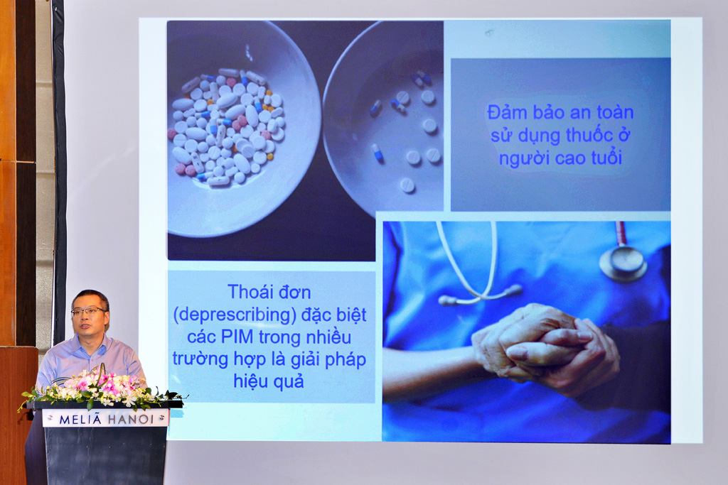 PGS-TS Nguyễn Hoàng Anh, Giám đốc Trung tâm Quốc gia về Thông tin thuốc và Theo dõi phản ứng có hại của thuốc trình bày bài “Đảm bảo an toàn trong sử dụng thuốc cho người cao tuổi” trong hội nghị