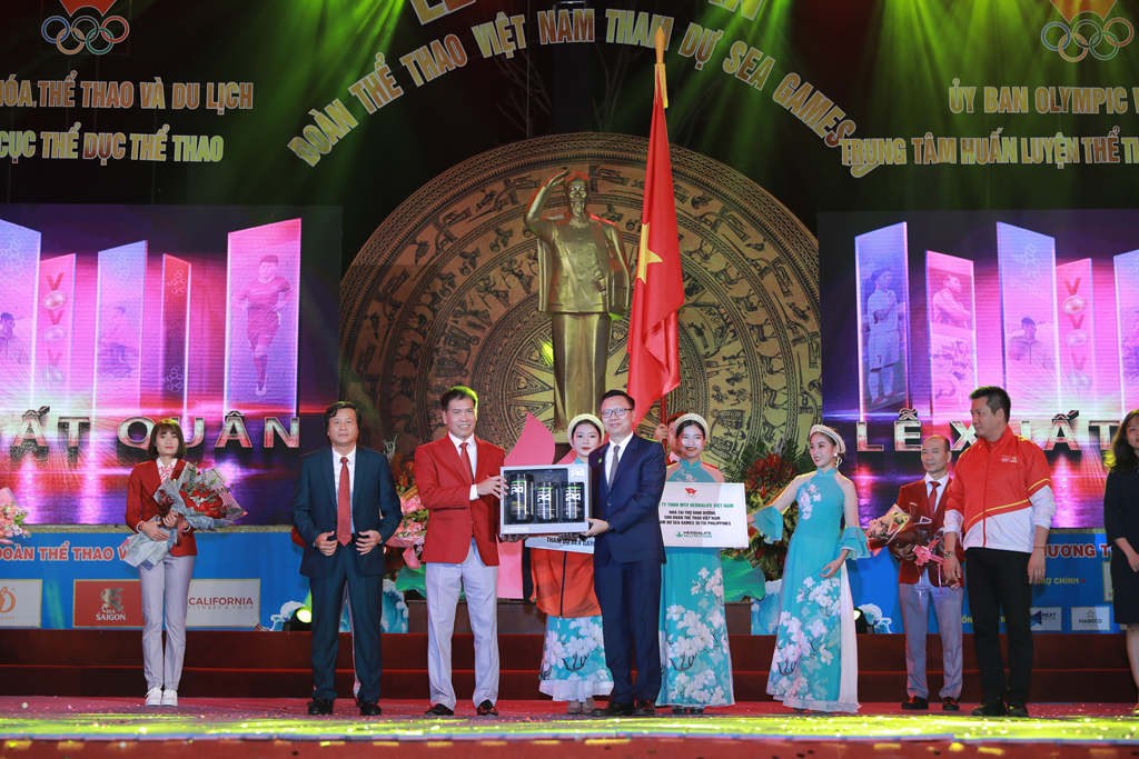 Ông Vũ Văn Thắng - TGĐ Herbalife Việt Nam & Campuchia trao sản phẩm tượng trưng cho Đoàn thể thao Việt Nam