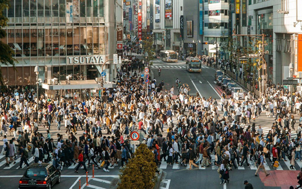 Tháng 11.2018, hãng truyền thông quốc gia NHK cho biết chính phủ Nhật có thể chi tới 3 triệu Yên (27.000 USD) cho những người muốn tái định cư và làm việc ở nơi khác ngoài Tokyo. Điều này sẽ tiêu tốn một khoản lớn ngân sách nhưng lại được người dân cả nước khá ủng hộ do thể hiện quyết tâm lớn và cách làm nhân đạo của Chính phủ trong việc sắp đặt lại bản đồ dân số. Đây chỉ là một trong số nhiều chính sách thể hiện sự đồng lòng của người dân và chính phủ Nhật Bản