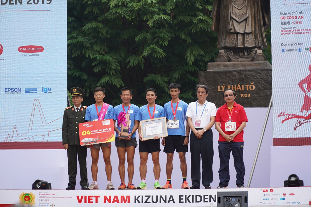Phó tổng giám đốc Vietjet Đỗ Xuân Quang trao giải thưởng cho đội vô địch nội dung Ekiden 2019