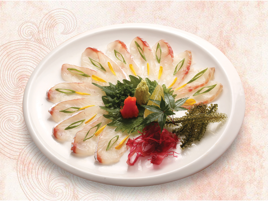 Tựa như một đóa hoa, cách làm Usuzukuri đòi hỏi người đầu bếp sushi kỹ thuật cao và điêu luyện