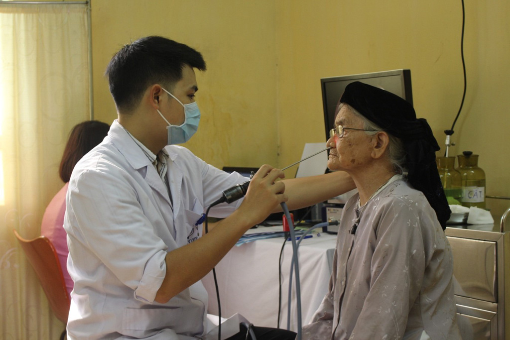 Người cao tuổi luôn nhận được sự quan tâm đặc biệt của đội ngũ thầy thuốc Bệnh viện An Việt trên các hành trình thiện nguyện